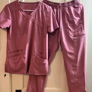 Scrubstar Scrubs set XS - S  Petite pink.